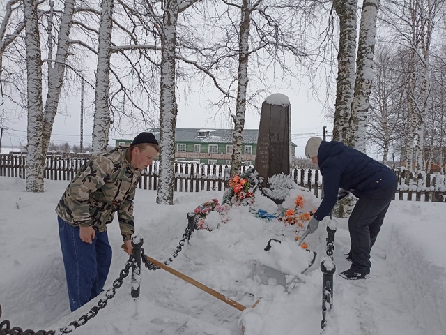 Уборка снега после снегопада.